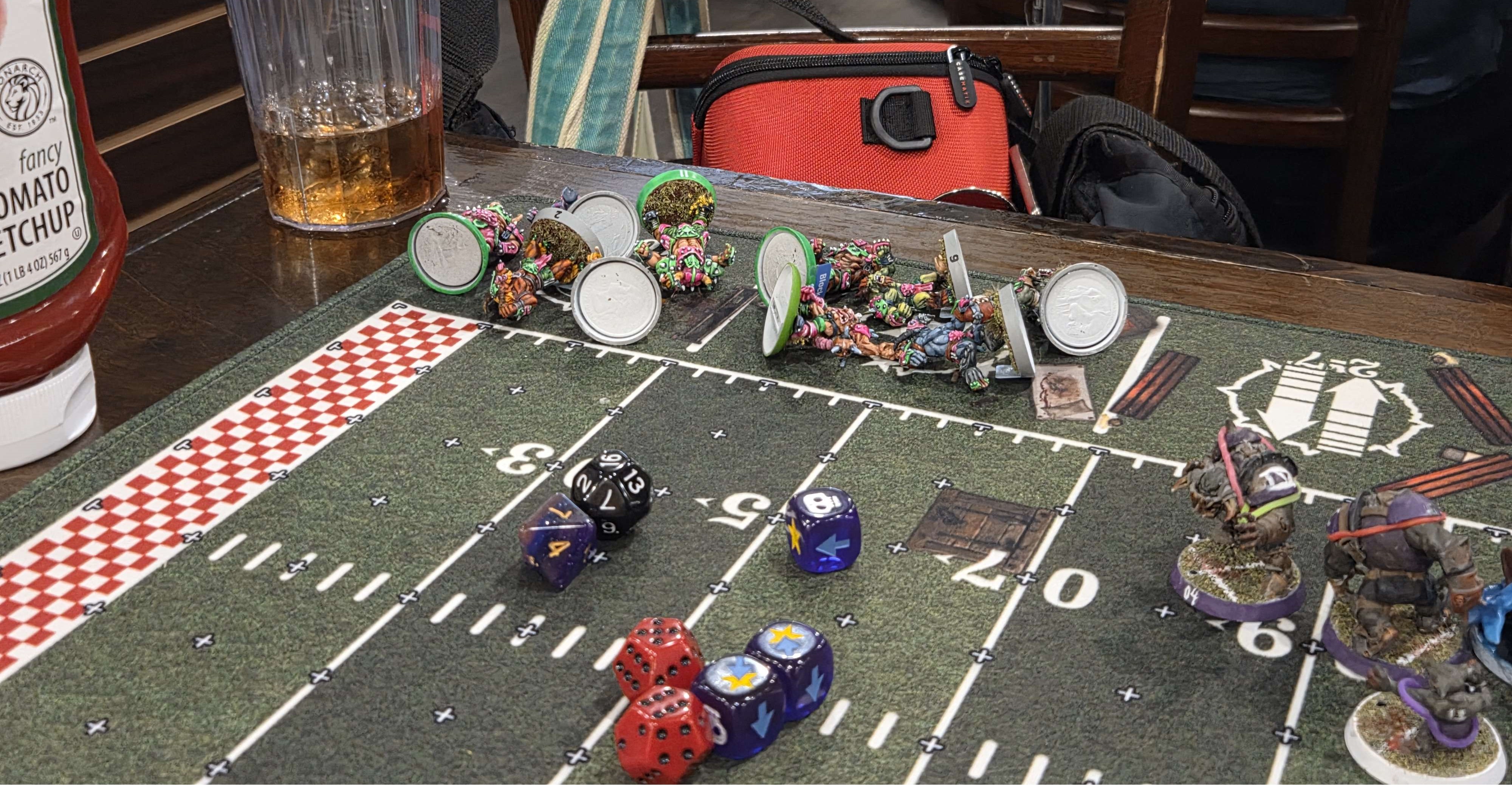 Bild eines Tisches in Vorbereitung für das Spiel 1.